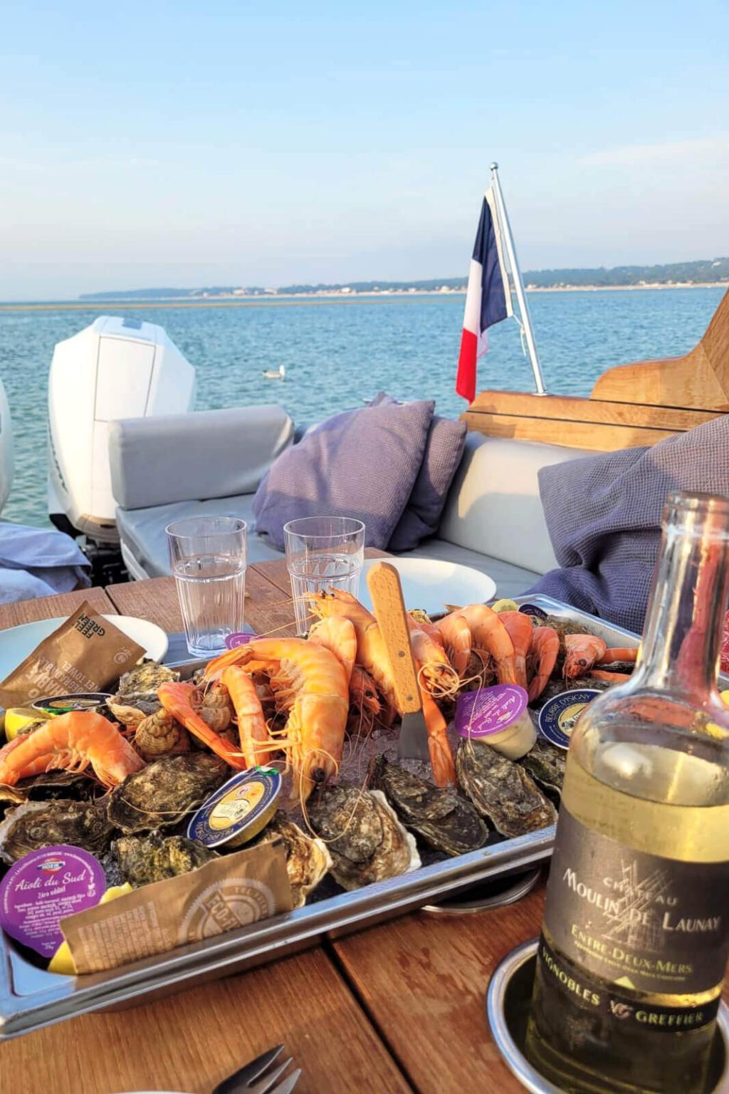 Plateau huîtres crevettes vin blanc sur le bateau L'Empreinte de Des Hommes Et Des Mers